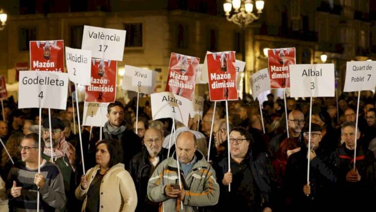 la-alerta-masiva-vuelve-a-sonar-un-mes-despues-para-exigir-la-dimision-de-mazon