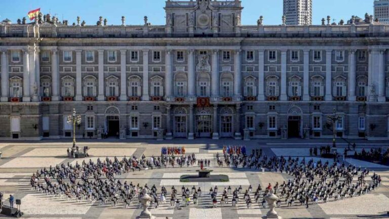 el-gobierno-organizara-junto-a-mazon-y-page-una-ceremonia-civil-en-homenaje-a-los-fallecidos-por-la-dana-al-margen-de-la-religiosa-a-la-que-asistiran-los-reyes