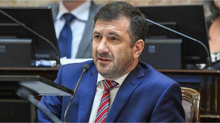 Allanan propiedades vinculadas a Edgardo Kueider antes de la sesión en el Senado