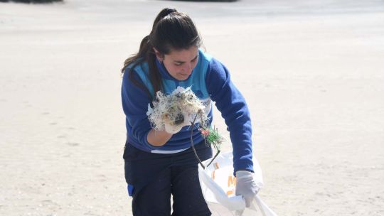 Según un censo ambiental, el 74% de losresiduos hallados en las playas bonaerenses son plásticos