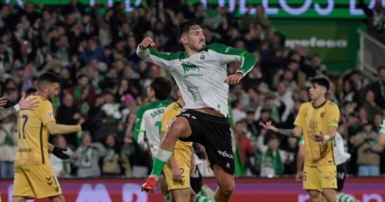 (Crónica) El líder Racing remonta al Málaga y aprovecha los tropiezos de Almería y Elche