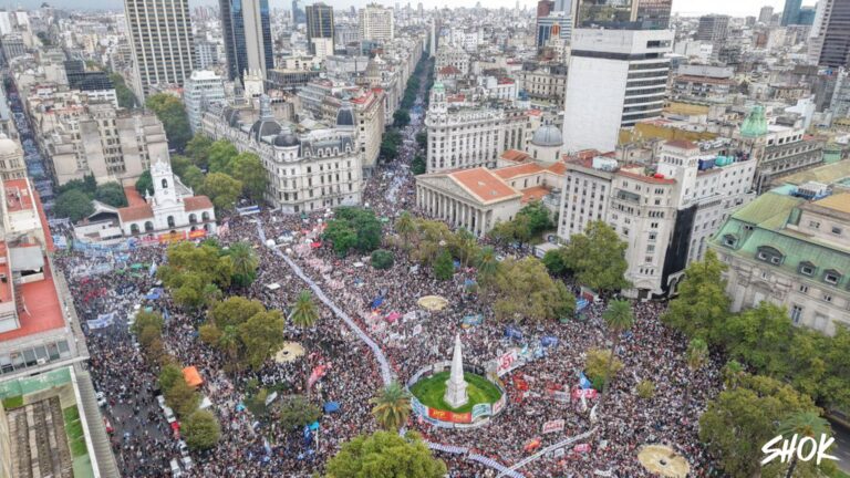 Miles de personas marcharon a Plaza de Mayo