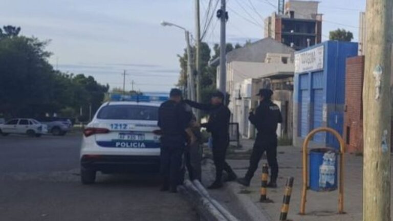 Quiso robar caños de PVC en una obra en construcción