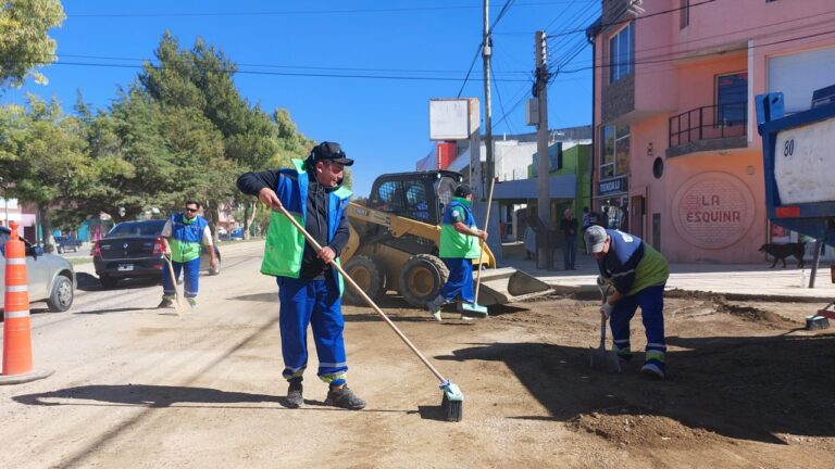 Tras las lluvias en Comodoro, Urbana comenzó a desplegar operativos de limpieza
