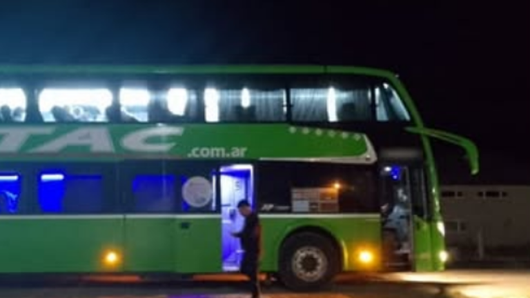 Fumaba marihuana en el baño del colectivo y tenía pedidos de captura y municiones