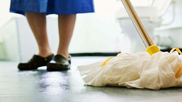 El valor que debe cobrar en abril de 2025 la empleada doméstica por día y por hora