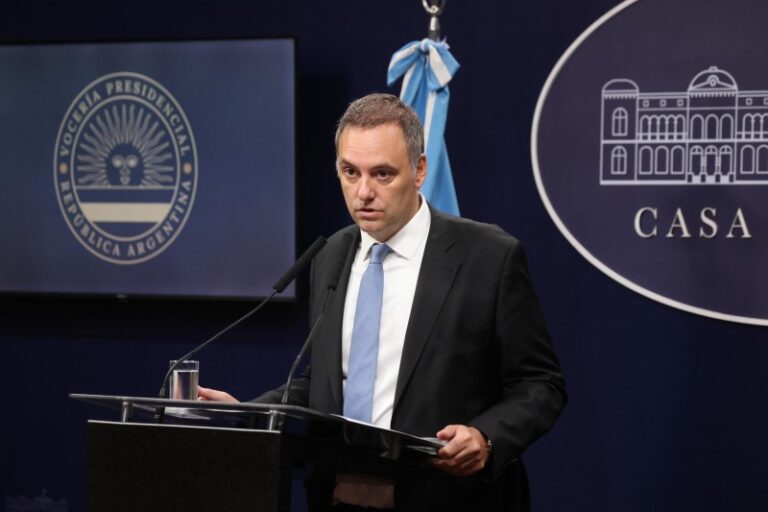 Adorni corrigió a Caputo y aclaró que la Argentina va a «solicitar» USD 20 mil millones