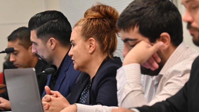 Ordenan la detención de una imputada y suspenden el juicio por su ausencia