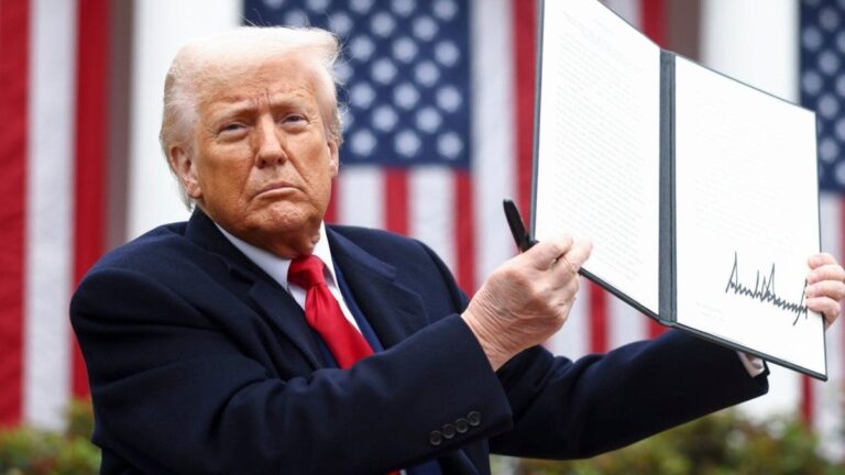 Donald Trump habló de los países a los que les impuso aranceles: «Besándome el trasero»