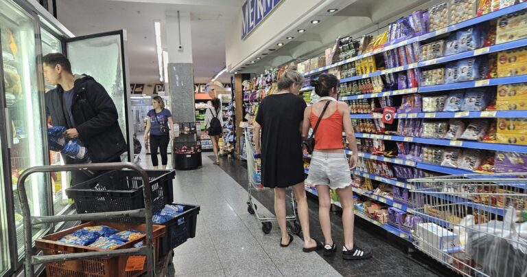 Luis Caputo celebró que Molinos diera marcha atrás con la suba de precios