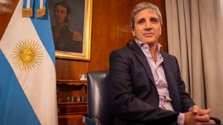 El Gobierno analiza un cambio clave para activar los dólares del colchón