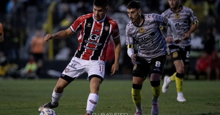 Chacarita se lo dio vuelta a Almirante y se arrimó a la punta