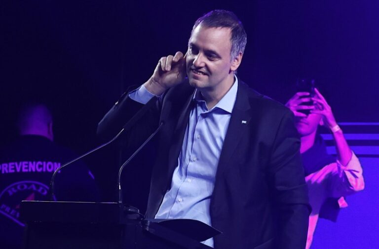 Santiago quiere imponerle a Karina el reemplazante de Adorni