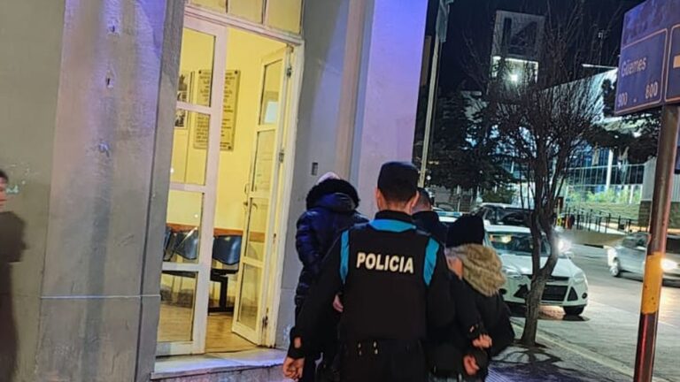 Destrozaron un baño y los detuvieron en la costanera