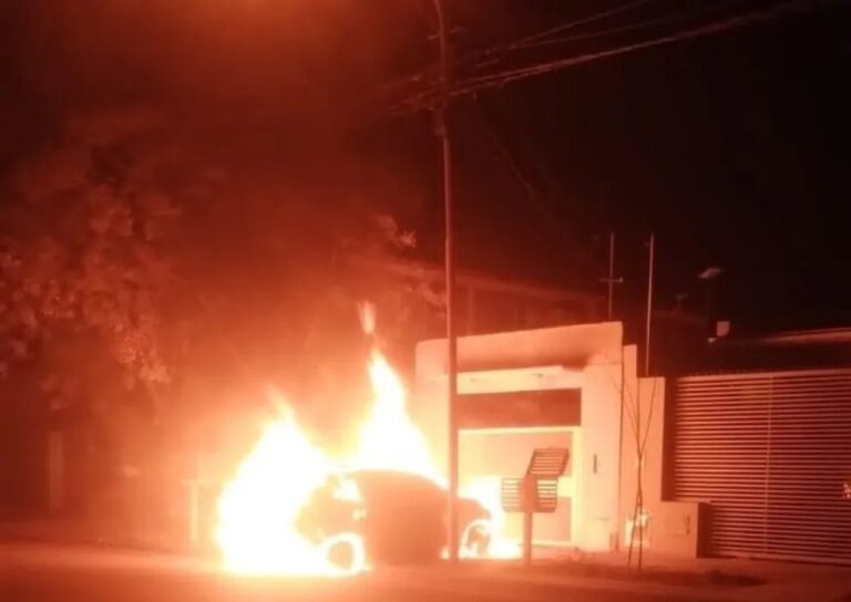 Un auto se incendió a la medianoche en San Lorenzo y fue destruido por completo