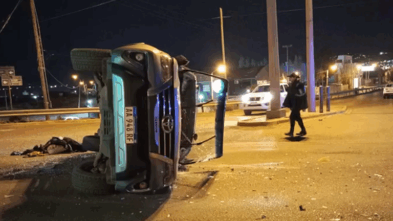 Cuatro menores hospitalizados tras un choque con vuelco