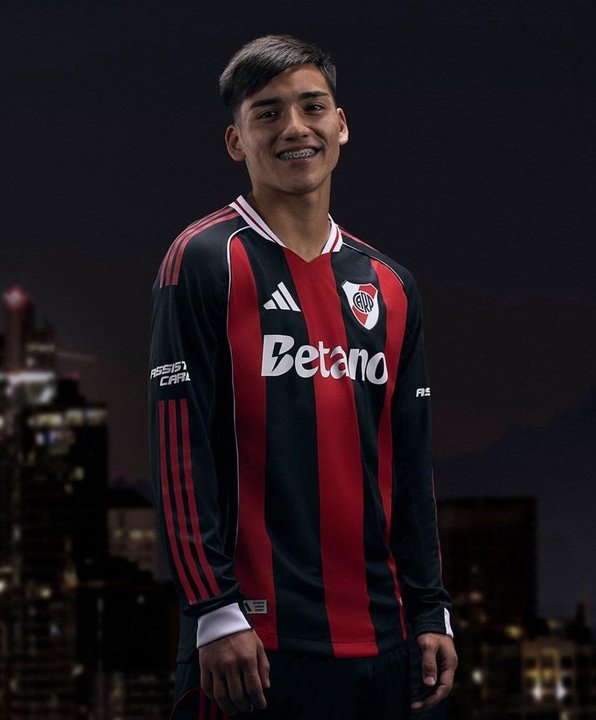 La impactante presentación de la nueva camiseta de River con Ian Subiabre como protagonista