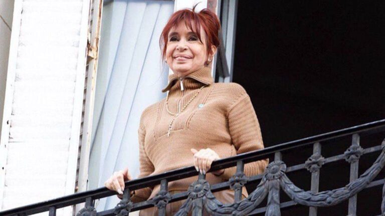 Cristina Kirchner salió al balcón a saludar a la militancia en el Día del Padre