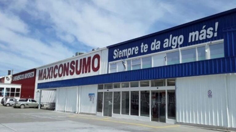 Encapuchados asaltaron Maxiconsumo este domingo