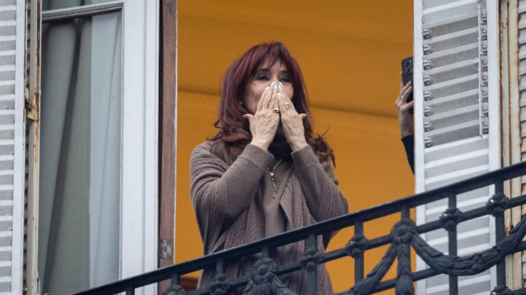 Hoy se conocerá si Cristina podrá cumplir o no su condena en prisión domiciliaria