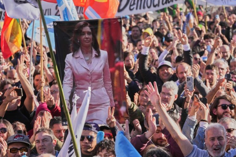 Envalentonados con la Plaza, en el kirchnerismo ahora plantean indulto y «decapitación» de la Corte