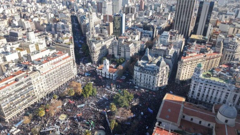 El peronismo desbordó la Plaza de Mayo y advirtió a Milei: «Hoy empieza la resistencia»