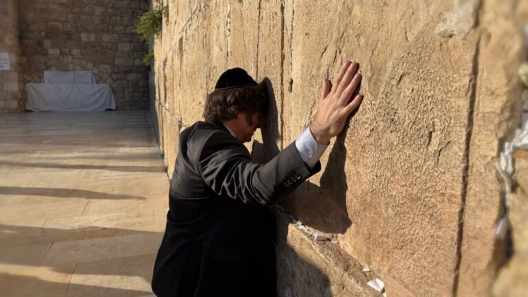 Javier Milei prepara una batería decretos para desguazar el Estado