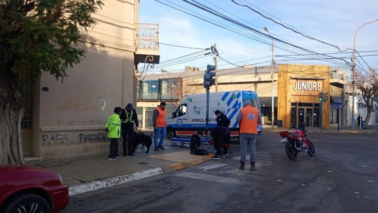 Un automovilista huyó tras embestir una moto