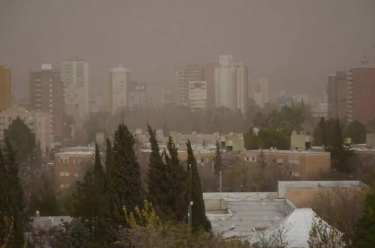 Alerta por vientos extremos en Neuquén y Río Negro: las ráfagas podrían superar los 120 km/h