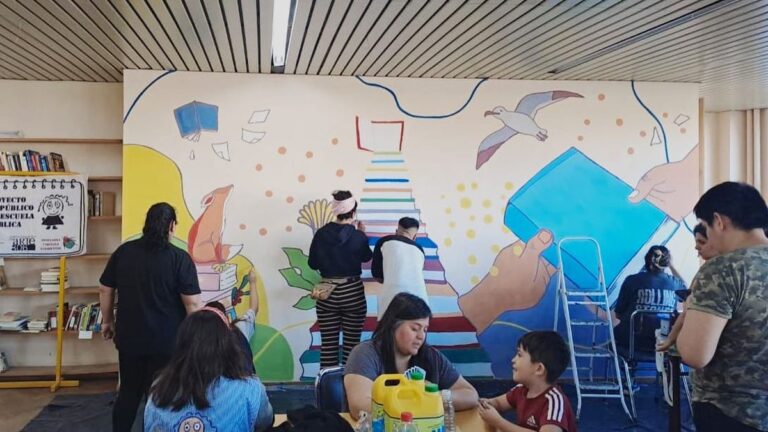 Un mural celebra el vínculo entre lectores y bibliotecarios en la UNPSJB