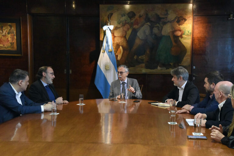 Salud: avanza el acuerdo para que las facultades gestionen la matrícula de los médicos