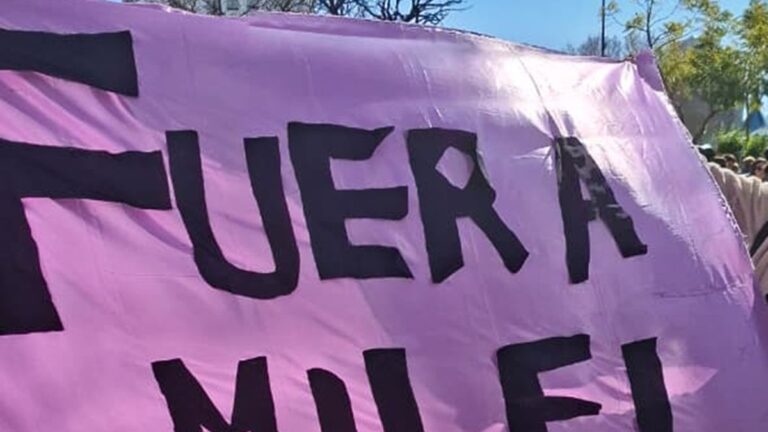 Caos y furia en Lomas de Zamora: fotos y videos del repudio a Javier Milei y su hermana Karina