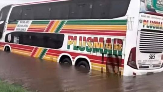 Santa Rosa: la fuerza del viento ‘voló’ a un micro de ruta 5 y lo dejó varado en la banquina