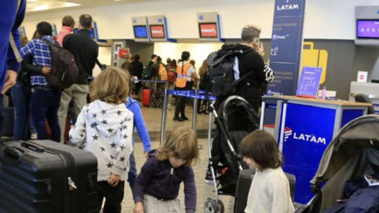 Consejos para que un viaje en avión con niños no sea traumático en los aeropuertos