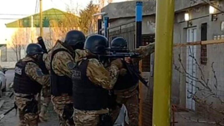 Secuestran armas de fuego y  droga por una causa de amenazas