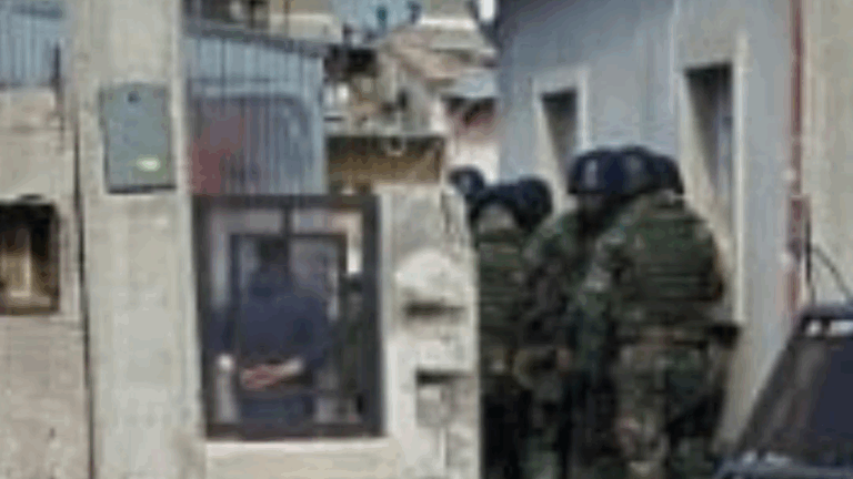 Se negaba a entregar a sus hijos y los retuvo tres horas con amenazas