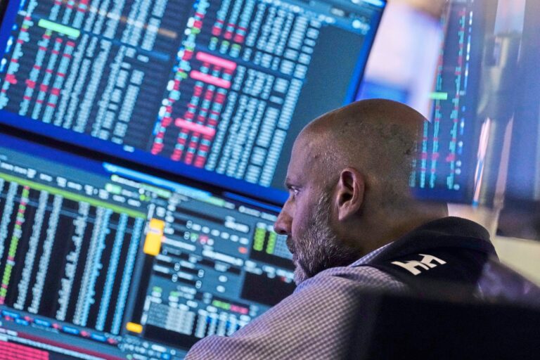 Las acciones argentinas en Wall Street cayeron hasta 24% tras la derrota electoral del Gobierno