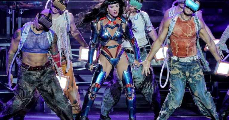 Katy Perry se dio el gusto de cantar «No llores por mí Argentina» ante un estadio lleno en Buenos Aires