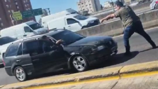 Policía de civil bajó de su auto y le apuntó con un arma a otro conductor tras una discusión