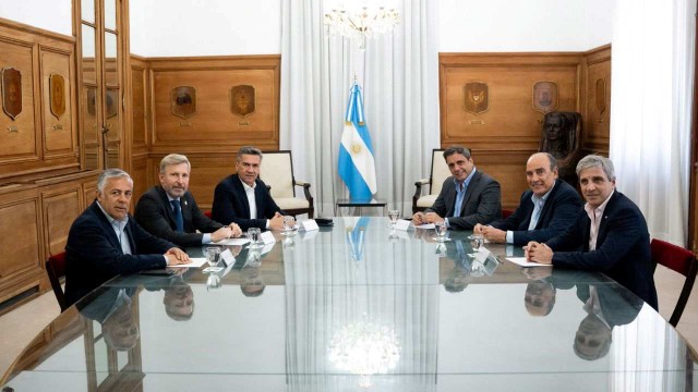 El Gobierno inauguró la mesa federal con tres gobernadores aliados,  en medio de la tensión por los fondos