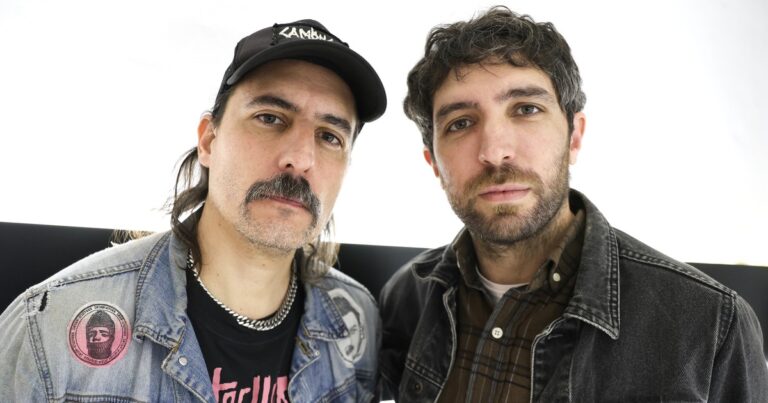 Los secretos de Camionero, el dúo de guitarra y batería que sorprende y crece en la nueva movida rockera, con teatros agotados y shows en México