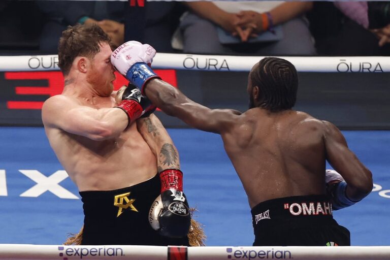 Terence Crawford derrotó a Saúl Canelo Álvarez y se consagró campeón indiscutido del peso supermediano