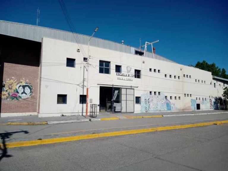 Entró a un colegio, atacó a un compañero de su hijo y ofrece una irrisoria «reparación económica»