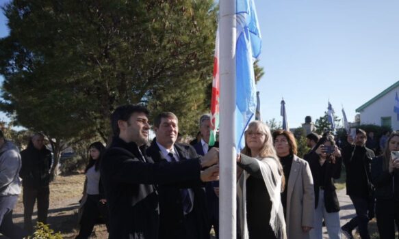 Biss y Torres encabezaron el acto protocolar por el 160 aniversario de Rawson con entrega de reconocimientos y firma de convenios