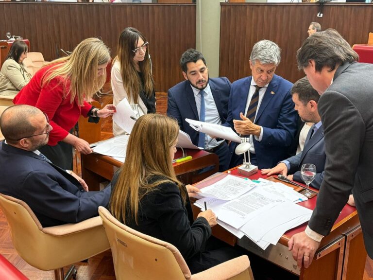 La Legislatura aprobó tres proyectos clave para el Gobierno en una sesión maratónica y con un cónclave improvisado