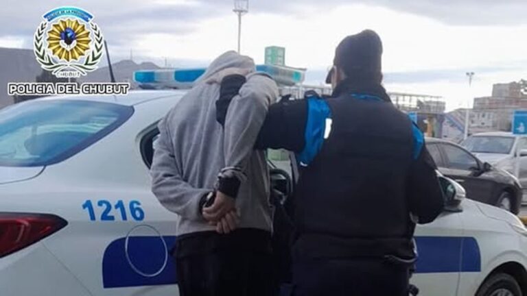 Para no pagar intentó salir por la puerta de emergencia