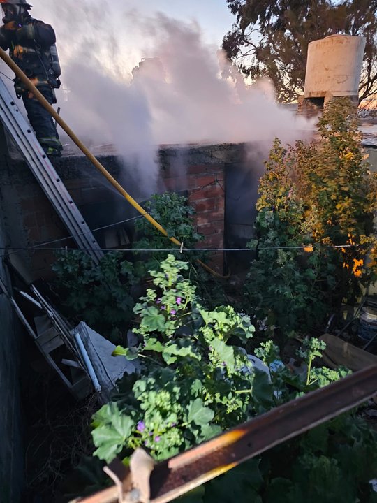 Incendio en un aguantadero de Comodoro: la dueña del lugar murió hace años y la vivienda quedó casi destruida