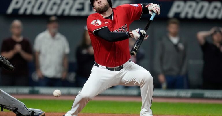 VIDEO: el terrible pelotazo que recibió David Fry en la cara a 159 kmh y paralizó a la MLB