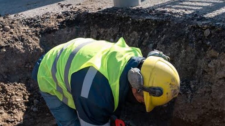 Cortan la calzada por tareas de saneamiento