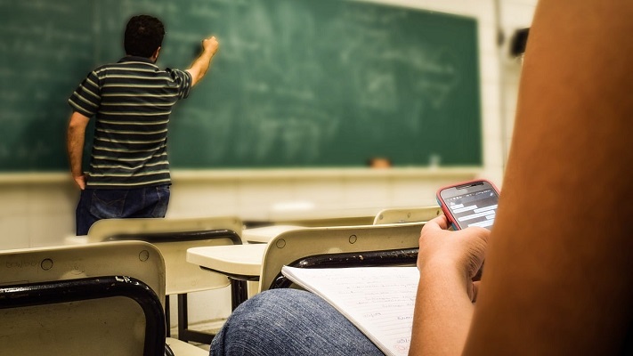 Cómo aplicarán regulación del uso de celulares en escuelas de Neuquén